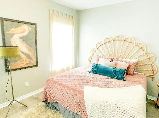 Duplex Allows For One Or Both Sides To Be Rented! Suitable For Small Or Large Families! *